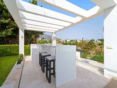 Villa Leo - Frontline Golf Villa i Nueva Andalucía med Panoramic Fairway Views