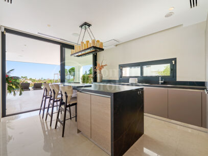 Villa Leo - Frontline Golf Villa i Nueva Andalucía med Panoramic Fairway Views