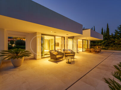 Villa Leo - Frontline Golf Villa i Nueva Andalucía med Panoramic Fairway Views