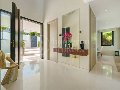 Villa Leo - Frontline Golf Villa i Nueva Andalucía med Panoramic Fairway Views