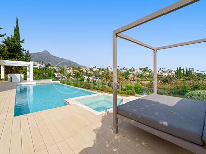 Villa Leo - Frontline Golf Villa i Nueva Andalucía med Panoramic Fairway Views