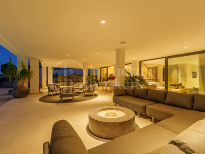 Villa Leo - Frontline Golf Villa i Nueva Andalucía med Panoramic Fairway Views
