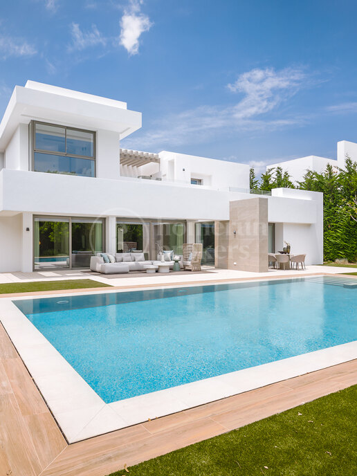 Villa Luma – Contemporary Villa for Sale in El Paraíso on the New Golden Mile