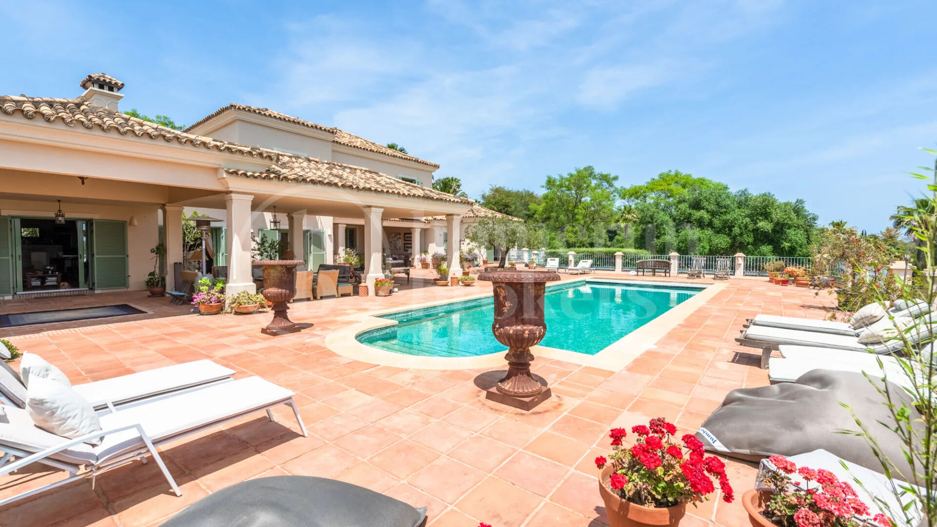 Villa Francesca - Spacious 9-Bedroom Villa with Panoramic Views in Sotogrande Alto
