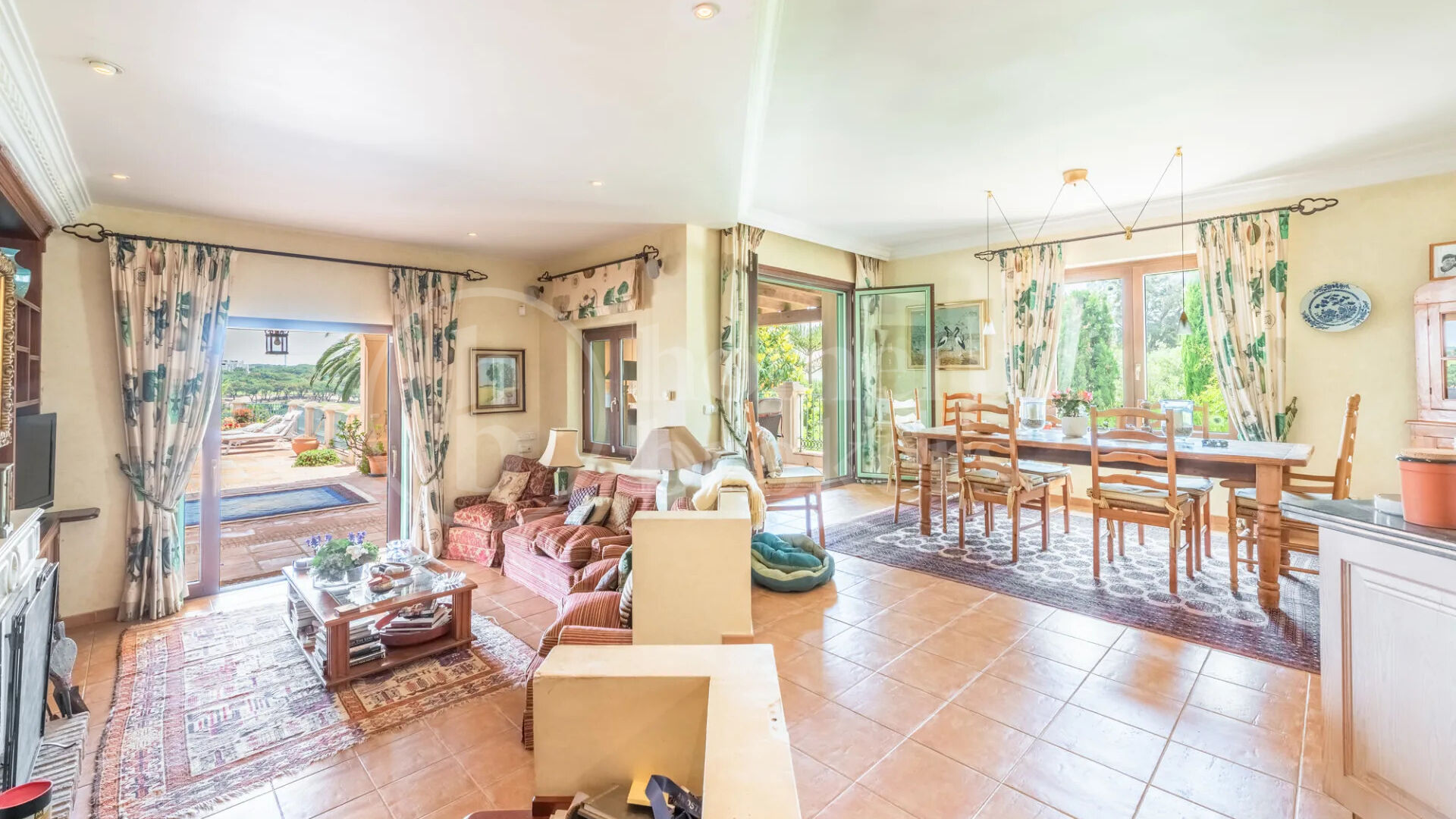 Villa Francesca - Spacious 9-Bedroom Villa with Panoramic Views in Sotogrande Alto