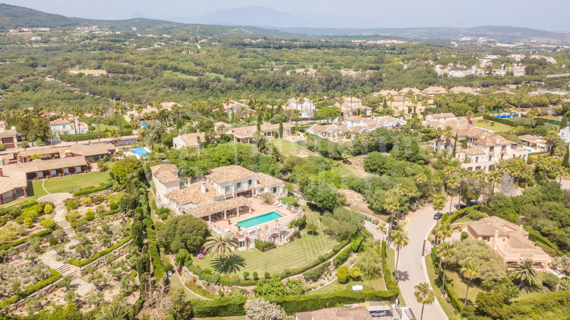 Villa Francesca - Spacious 9-Bedroom Villa with Panoramic Views in Sotogrande Alto