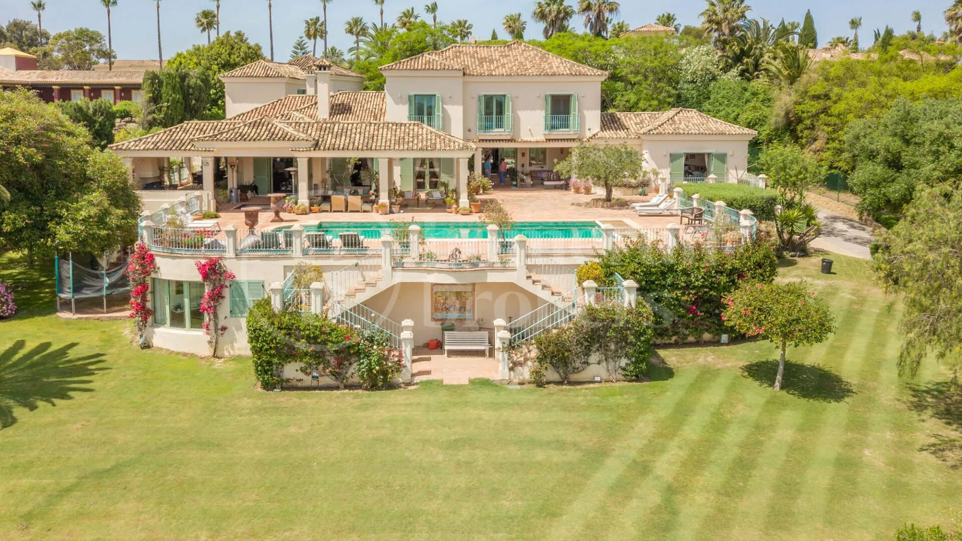 Villa Francesca - Spacious 9-Bedroom Villa with Panoramic Views in Sotogrande Alto