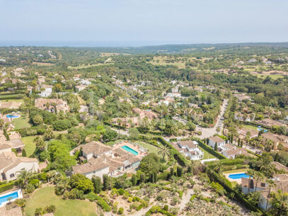 Villa Francesca - Spacious 9-Bedroom Villa with Panoramic Views in Sotogrande Alto