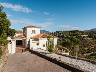 Villa Esencia - Investment and redevelopment Opportunity in El Madroñal