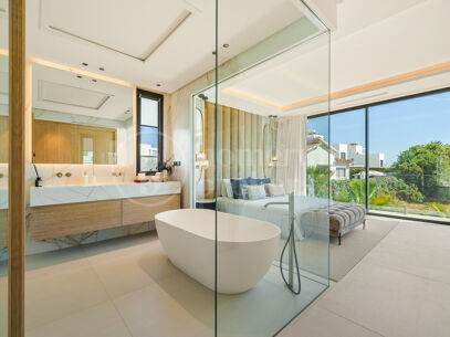 Villa Linda Vista – Contemporary Elegance by the Coast in San Pedro de Alcántara