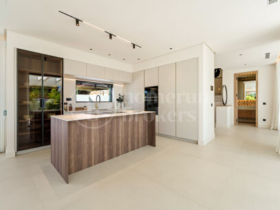 Villa Linda Vista – Contemporary Elegance by the Coast in San Pedro de Alcántara