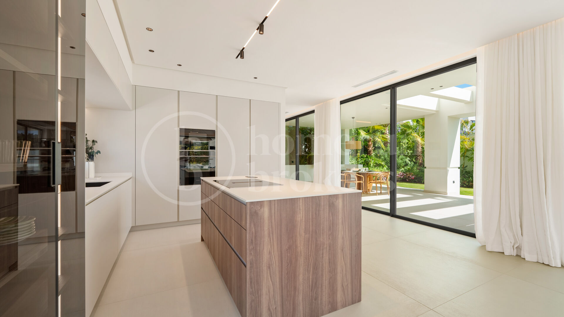 Villa Linda Vista – Contemporary Elegance by the Coast in San Pedro de Alcántara
