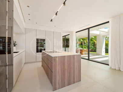 Villa Linda Vista – Contemporary Elegance by the Coast in San Pedro de Alcántara