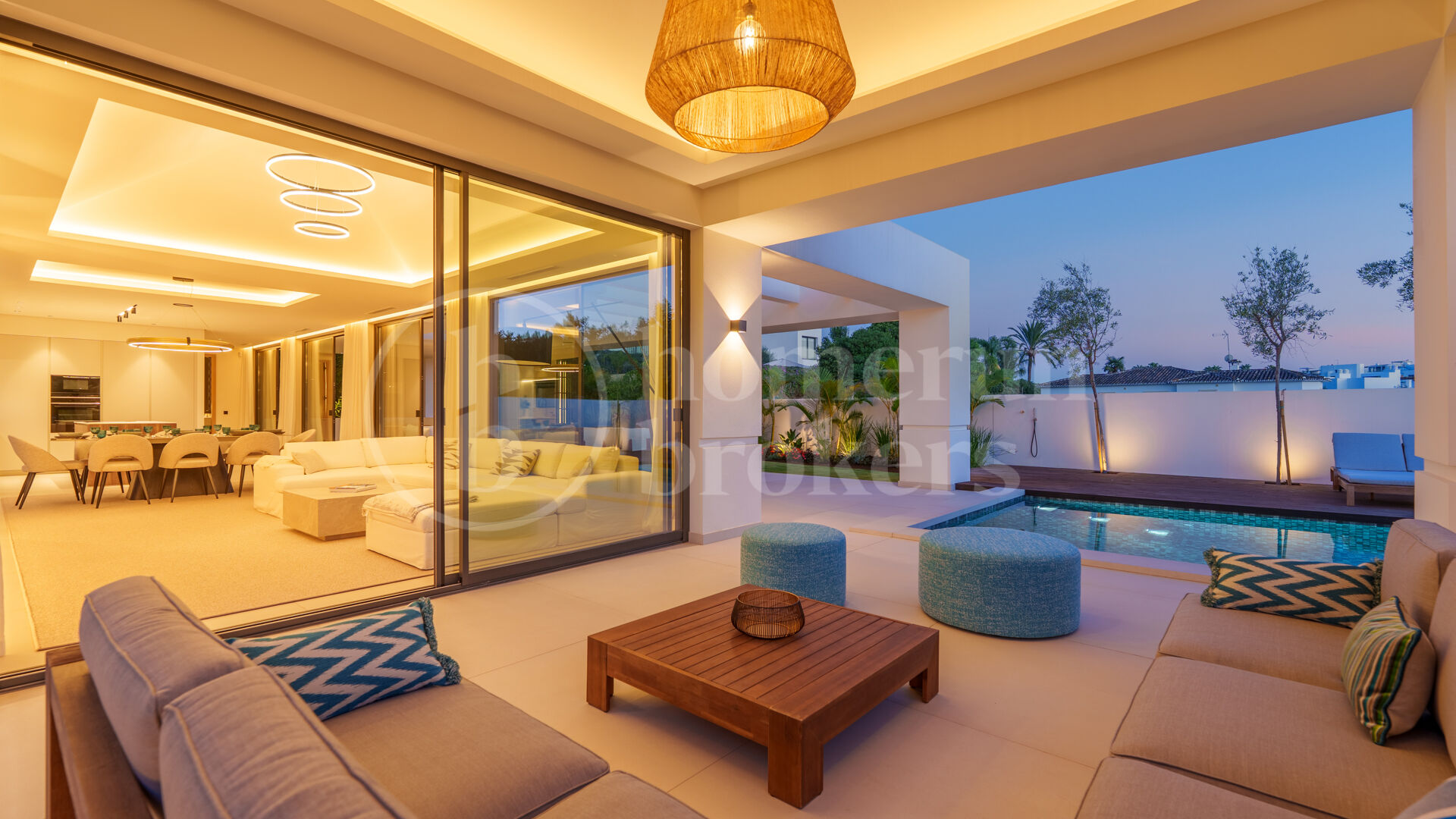 Villa Linda Vista – Contemporary Elegance by the Coast in San Pedro de Alcántara