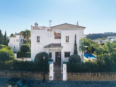 Villa Pinot - renoverad villa med havsutsikt i Estepona