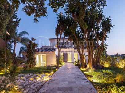 Centauro 15 – Modern Balinese-Inspired Villa in the Golf Valley of Nueva Andalucía