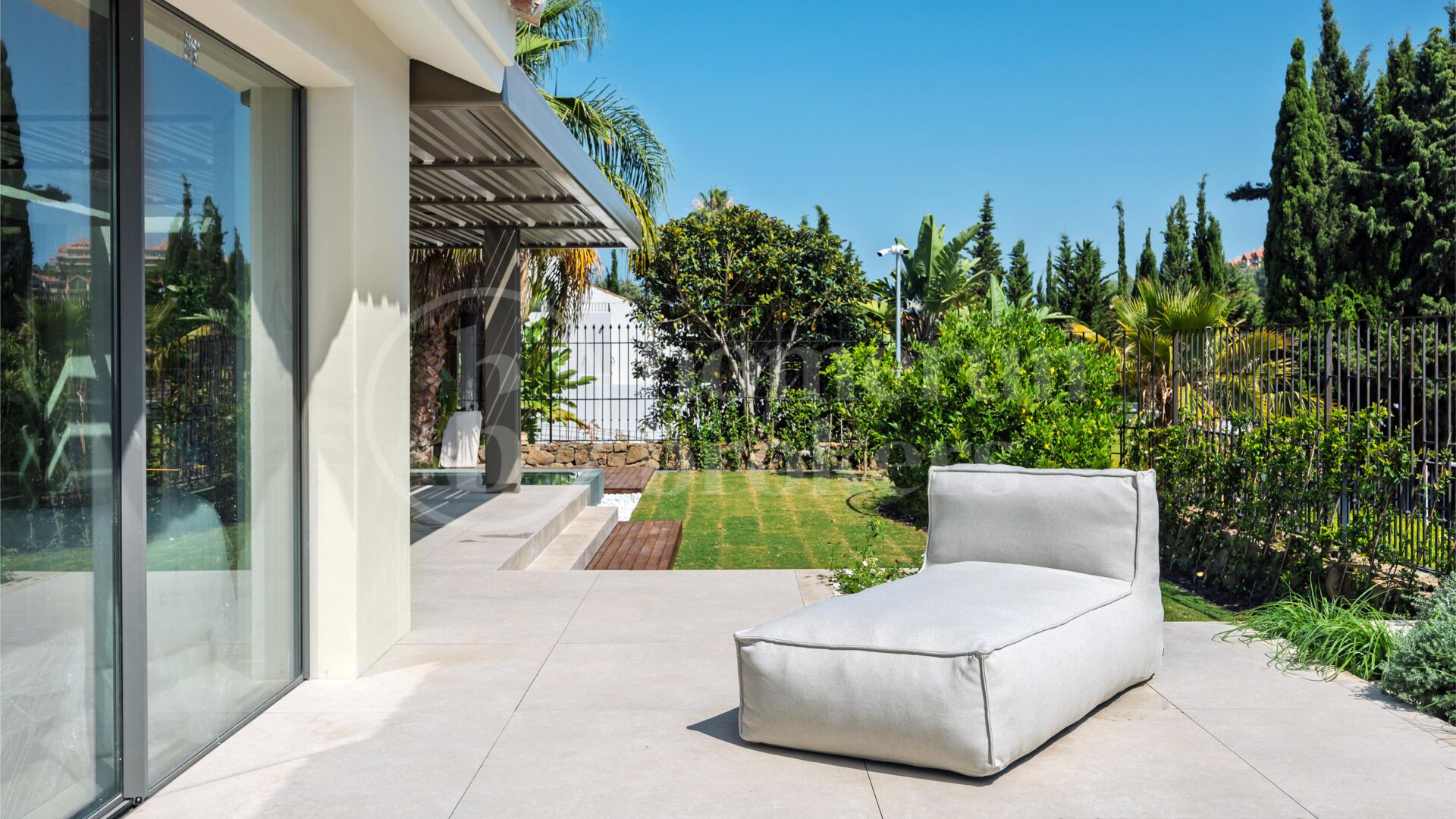 Centauro 15 – Modern Balinese-Inspired Villa in the Golf Valley of Nueva Andalucía