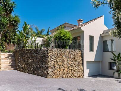 Centauro 15 – Modern Balinese-Inspired Villa in the Golf Valley of Nueva Andalucía