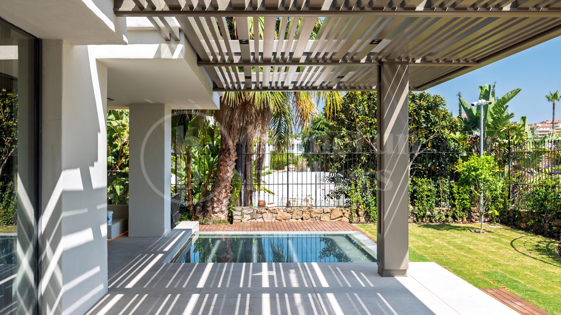 Centauro 15 – Modern Balinese-Inspired Villa in the Golf Valley of Nueva Andalucía