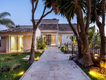 Centauro 15 – Modern Balinese-Inspired Villa in the Golf Valley of Nueva Andalucía