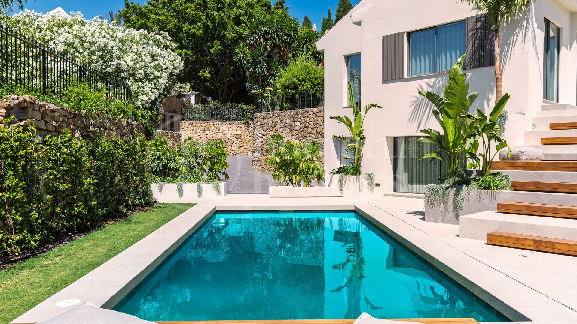 Centauro 15 – Modern Balinese-Inspired Villa in the Golf Valley of Nueva Andalucía