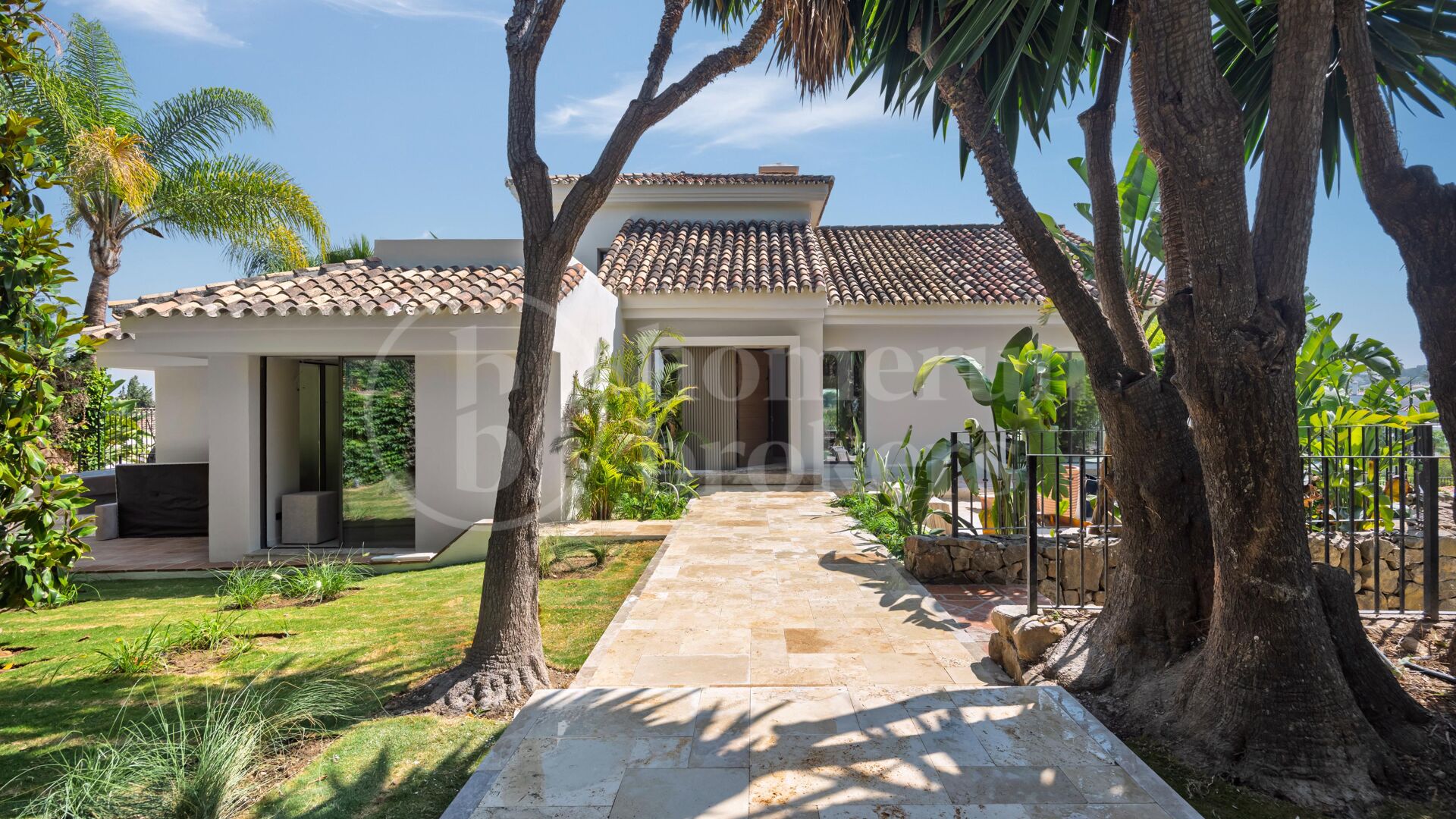Centauro 15 – Modern Balinese-Inspired Villa in the Golf Valley of Nueva Andalucía