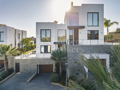 Villa Estrella - Modern 5-Bedroom Overlooking Cabopino Golf Course