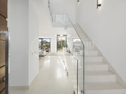Villa Estrella - Modern 5-Bedroom Overlooking Cabopino Golf Course