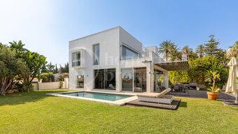 Contemporary Luxury Villa for Sale in El Rosario, Marbella East