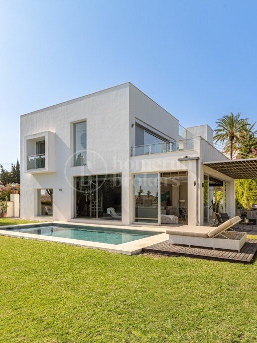 Contemporary Luxury Villa for Sale in El Rosario, Marbella East