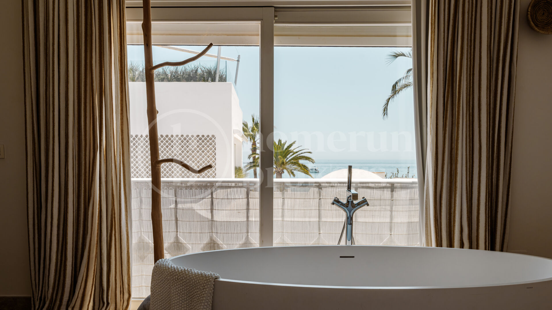 Oasis Club - Frontline Beach on Golden Mile