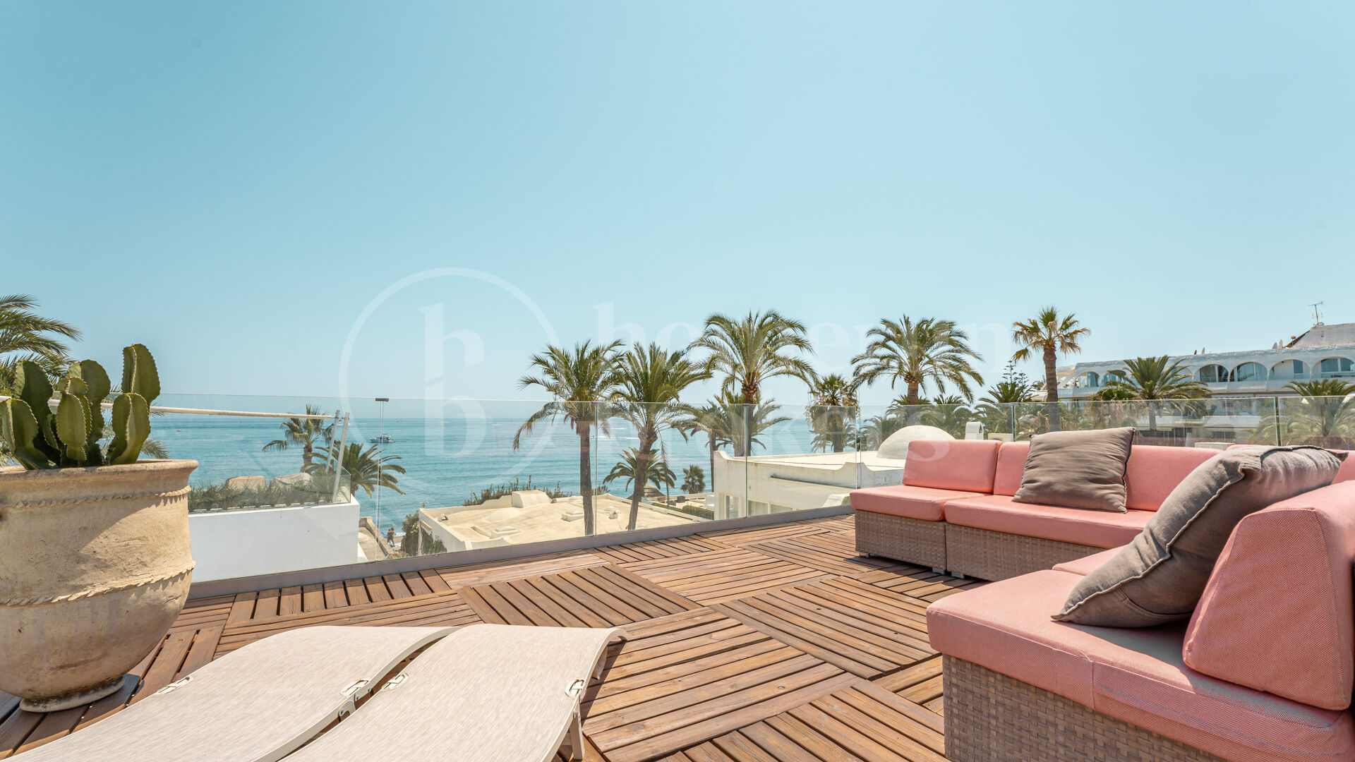 Oasis Club - Frontline Beach on Golden Mile