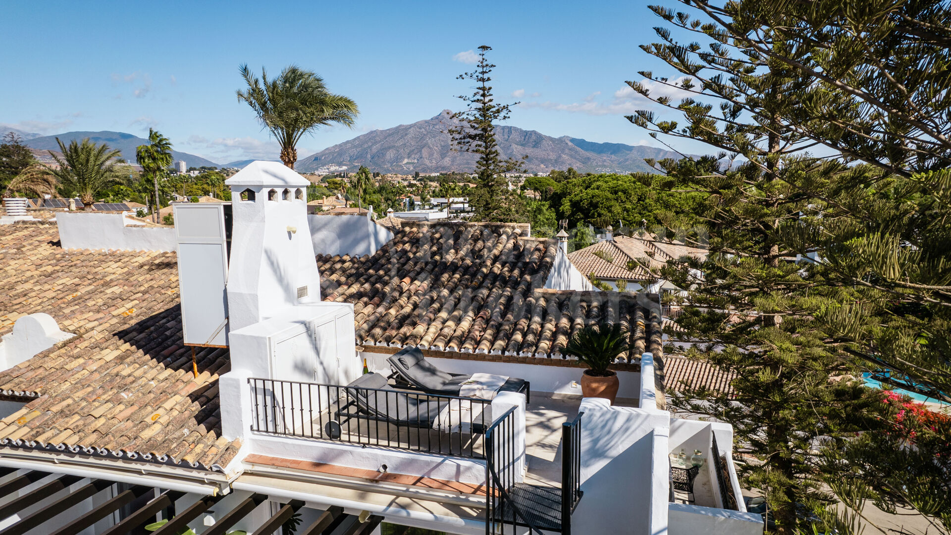 Penthouse Horizon - Elegant Three-Bedroom Duplex with Sea Views in San Pedro