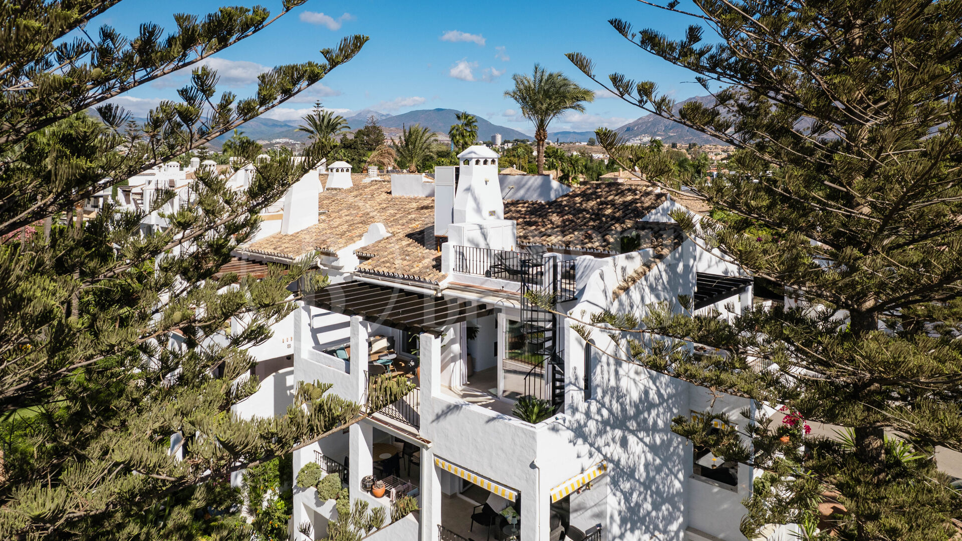 Penthouse Horizon - Elegant Three-Bedroom Duplex with Sea Views in San Pedro