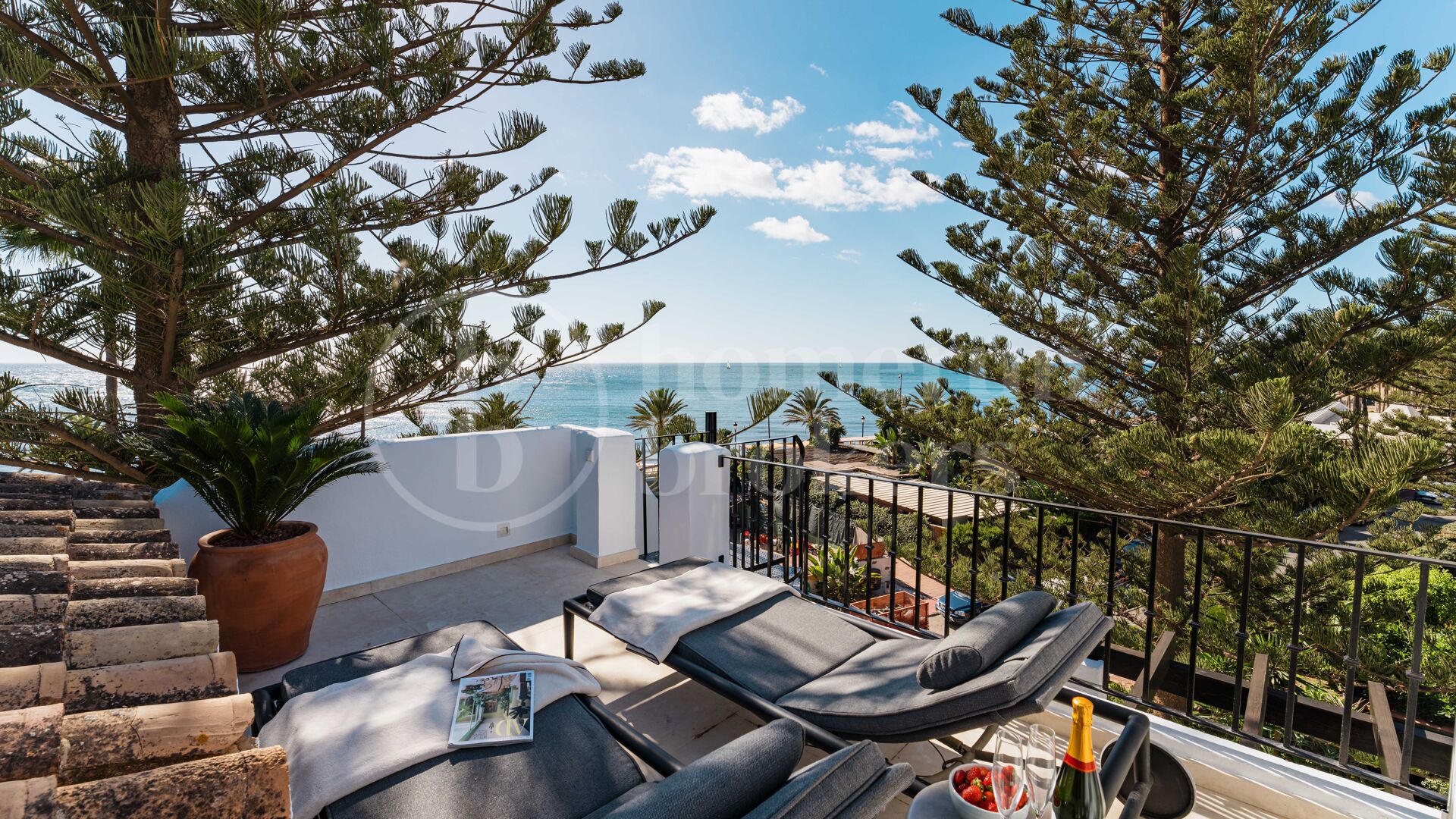 Penthouse Horizon - Elegant Three-Bedroom Duplex with Sea Views in San Pedro