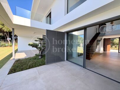 Villa Fairway - Samtida mästerverk vid golfbana i Sotogrande Alto