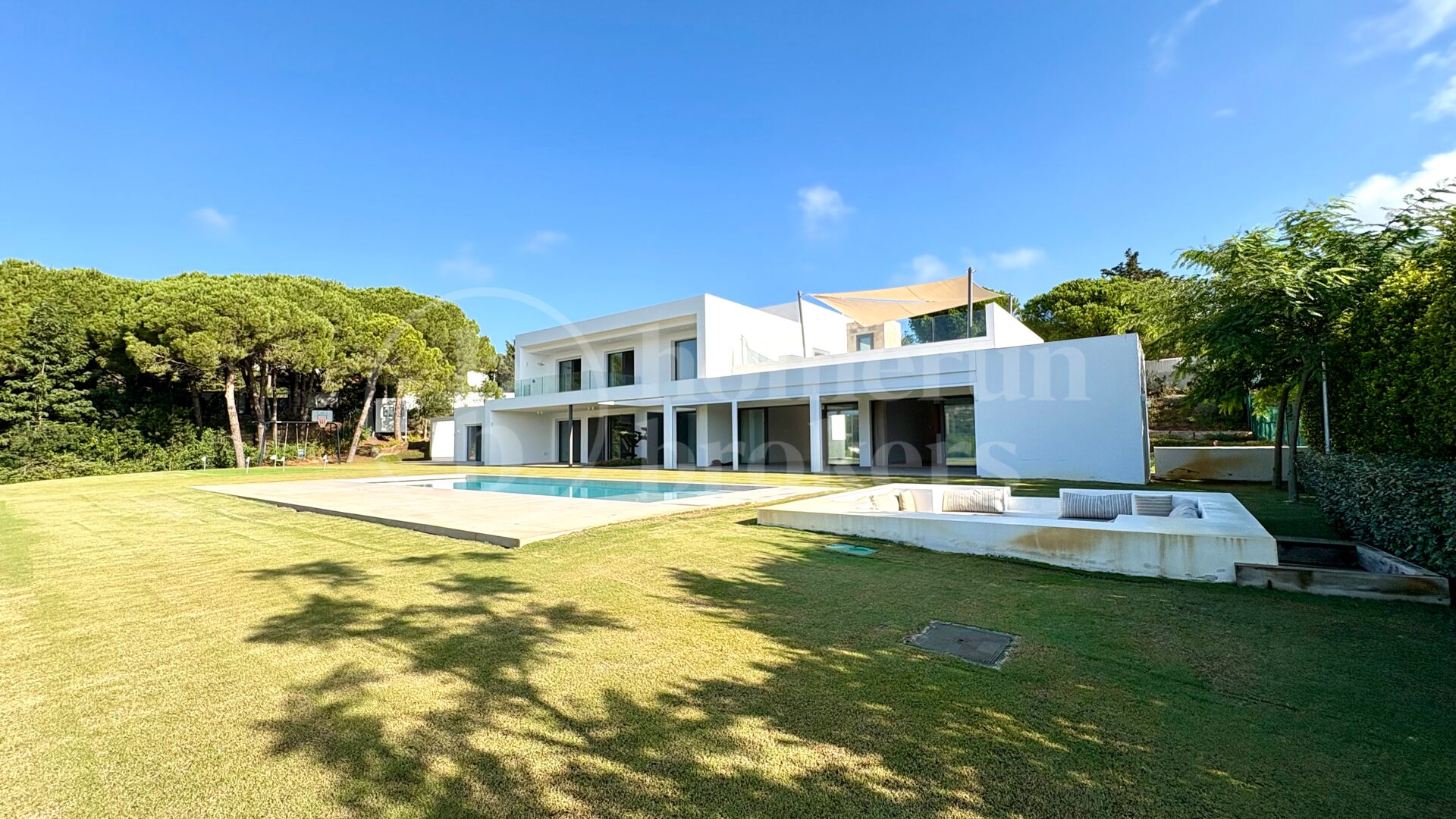 Villa Fairway - Samtida mästerverk vid golfbana i Sotogrande Alto