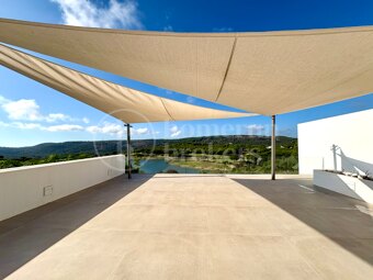 Villa Fairway - Samtida mästerverk vid golfbana i Sotogrande Alto