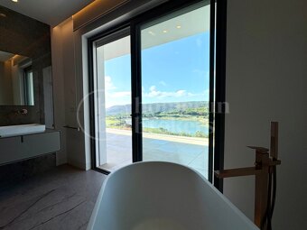 Villa Fairway - Samtida mästerverk vid golfbana i Sotogrande Alto