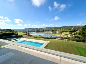 Villa Fairway - Samtida mästerverk vid golfbana i Sotogrande Alto