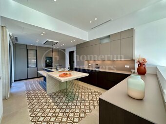 Villa Fairway - Samtida mästerverk vid golfbana i Sotogrande Alto