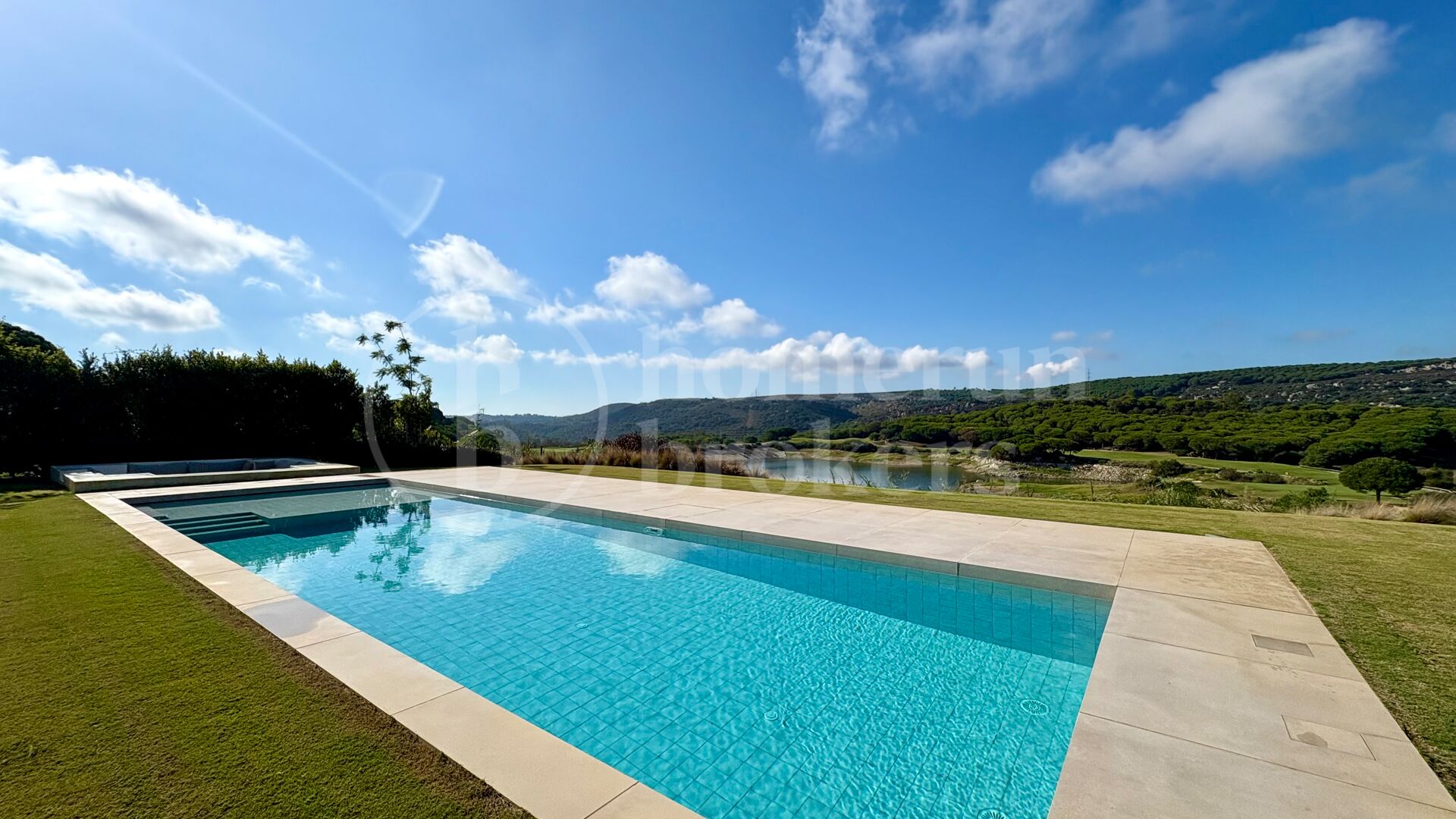 Villa Fairway - Samtida mästerverk vid golfbana i Sotogrande Alto
