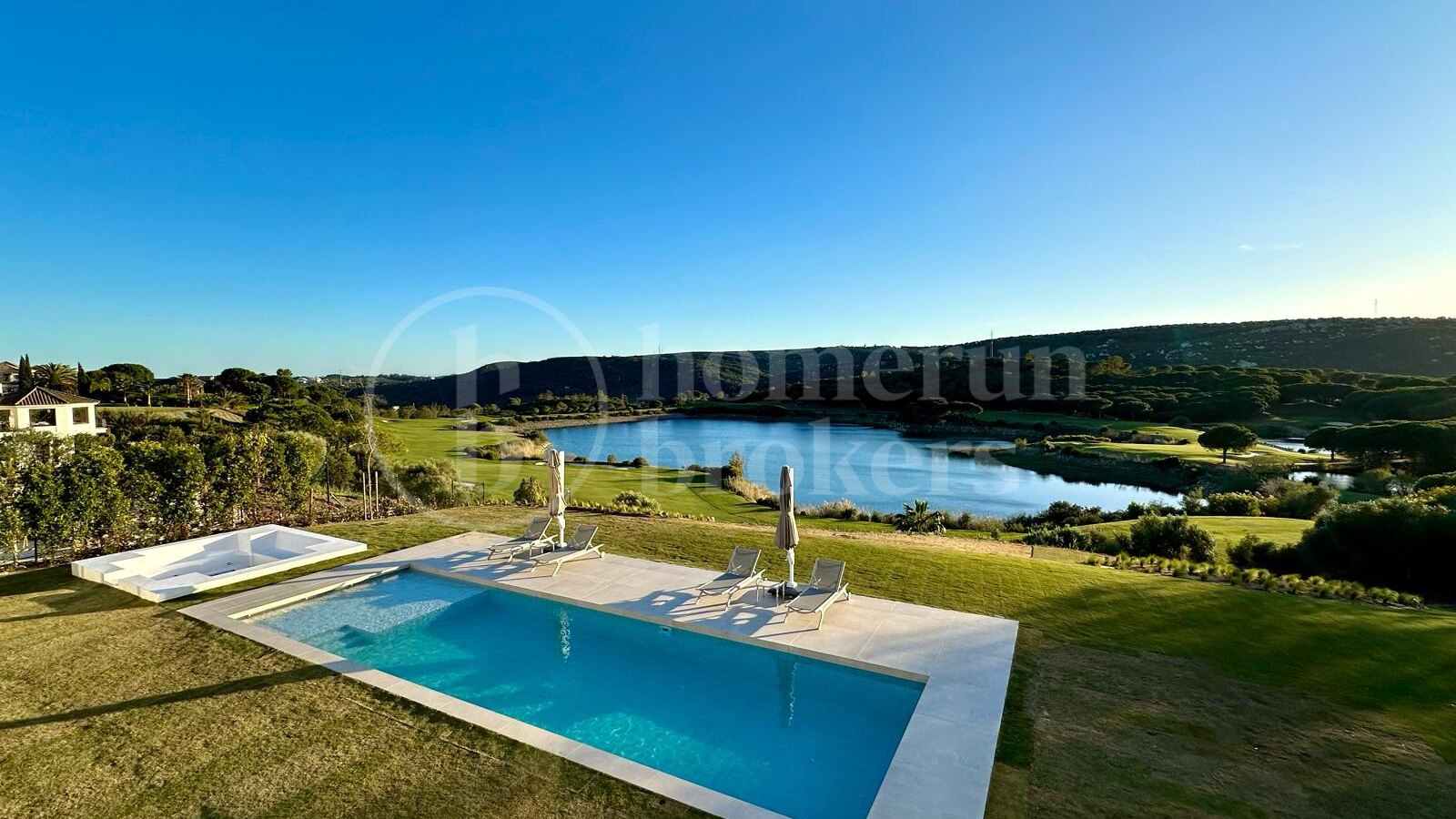 Villa Fairway - Samtida mästerverk vid golfbana i Sotogrande Alto