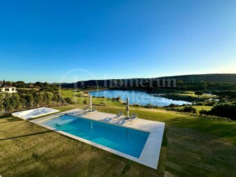 Villa Fairway - Samtida mästerverk vid golfbana i Sotogrande Alto