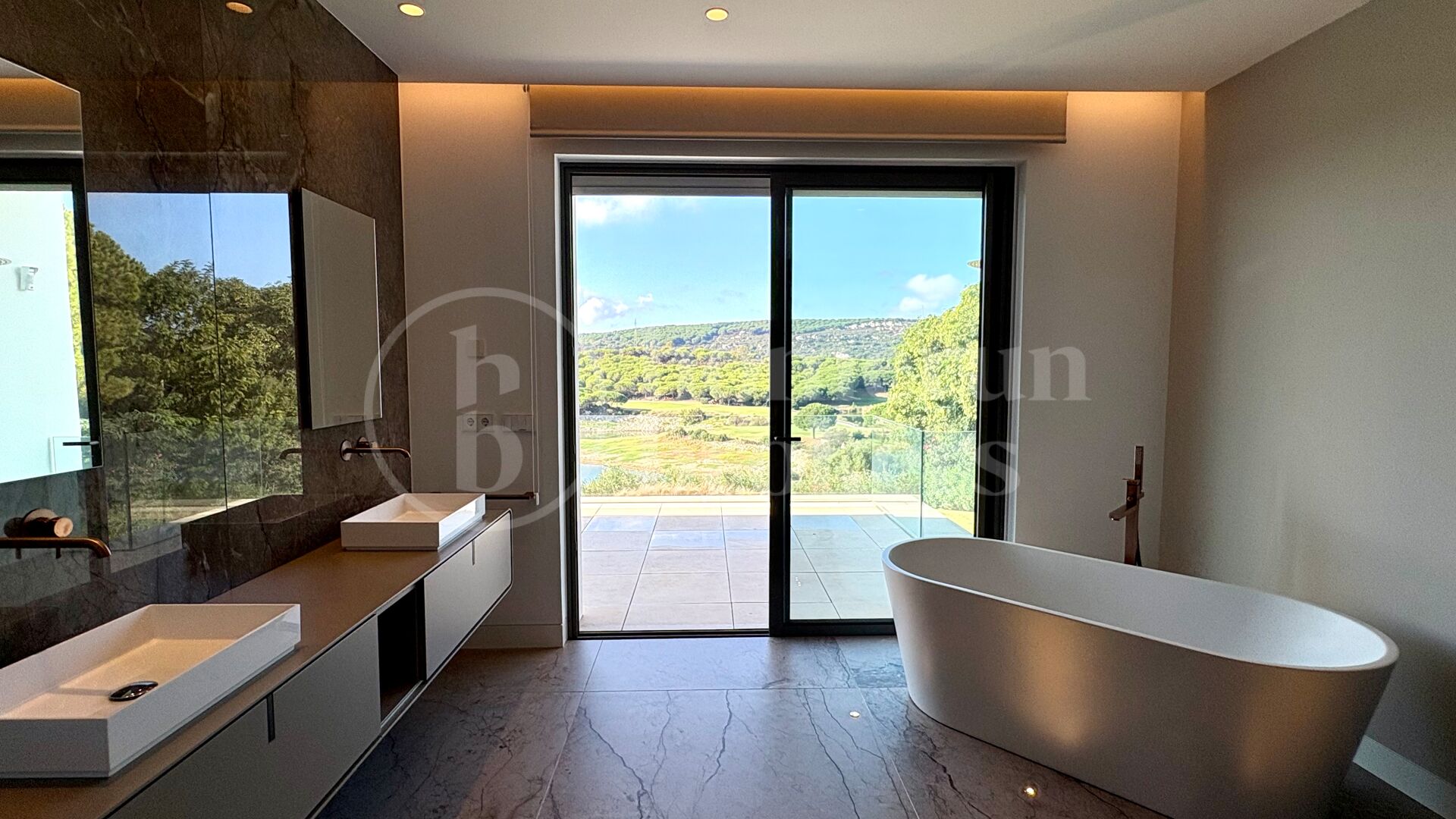 Villa Fairway - Samtida mästerverk vid golfbana i Sotogrande Alto