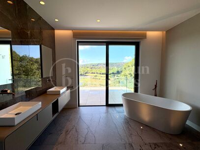 Villa Fairway - Samtida mästerverk vid golfbana i Sotogrande Alto