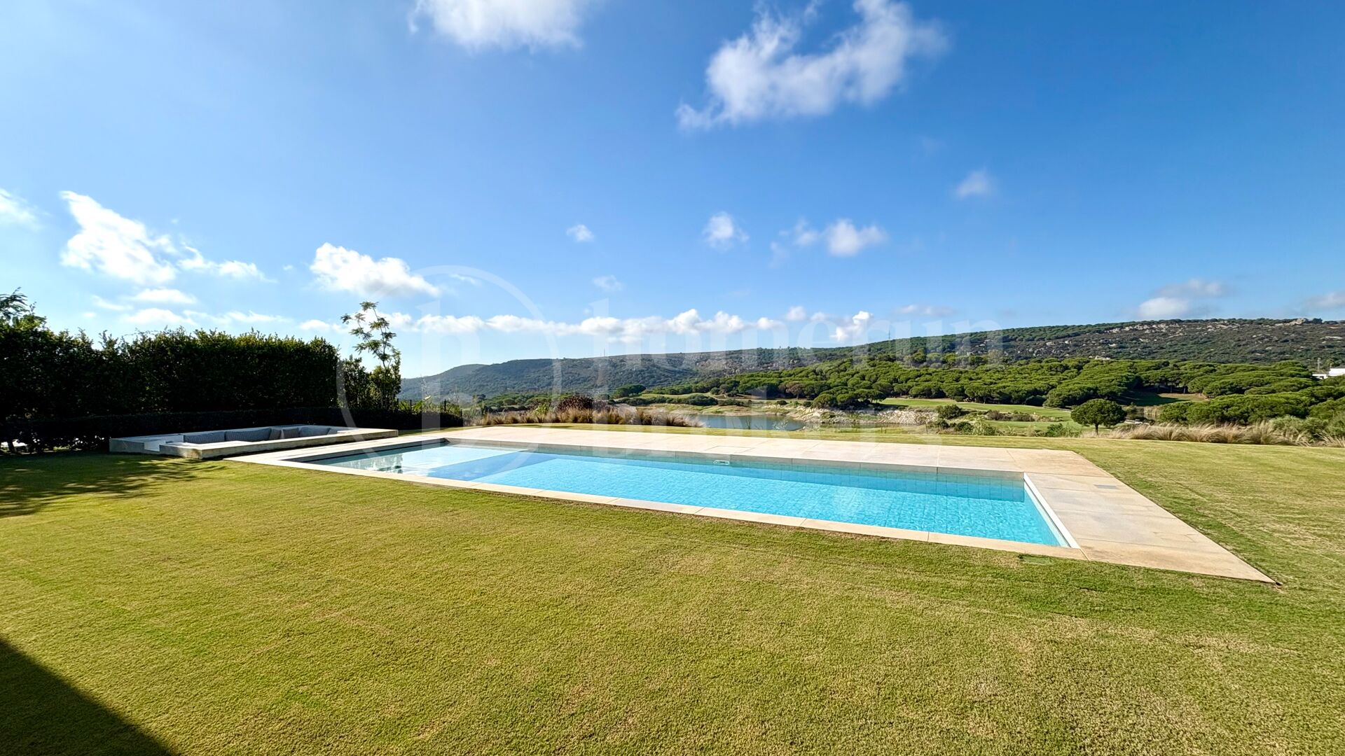 Villa Fairway - Samtida mästerverk vid golfbana i Sotogrande Alto
