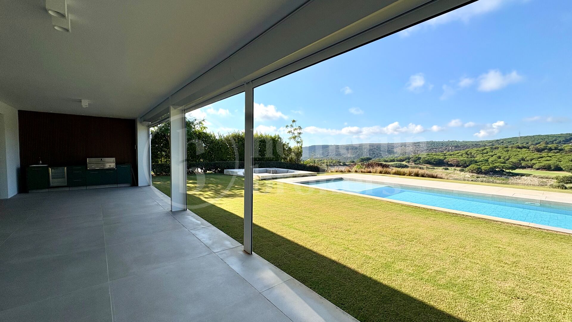 Villa Fairway - Samtida mästerverk vid golfbana i Sotogrande Alto