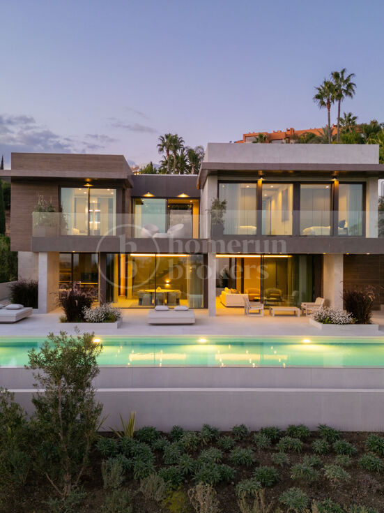 Villa Amara – Contemporary Masterpiece with Panoramic Sea views