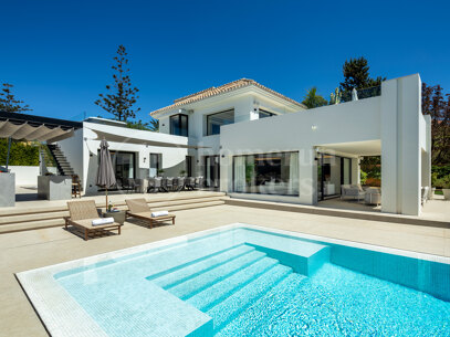 Villa Malibu – Modern lyxvilla med havsutsikt i Nueva Andalucía
